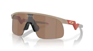 แว่นกันแดด Oakley Resistor OJ9010-17 Matte terrain tan/Prizm Tungsten แว่น Oakley แท้