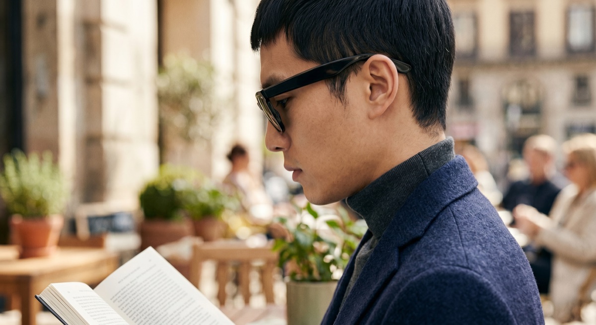 Rayban Wayfarer glasses on person face