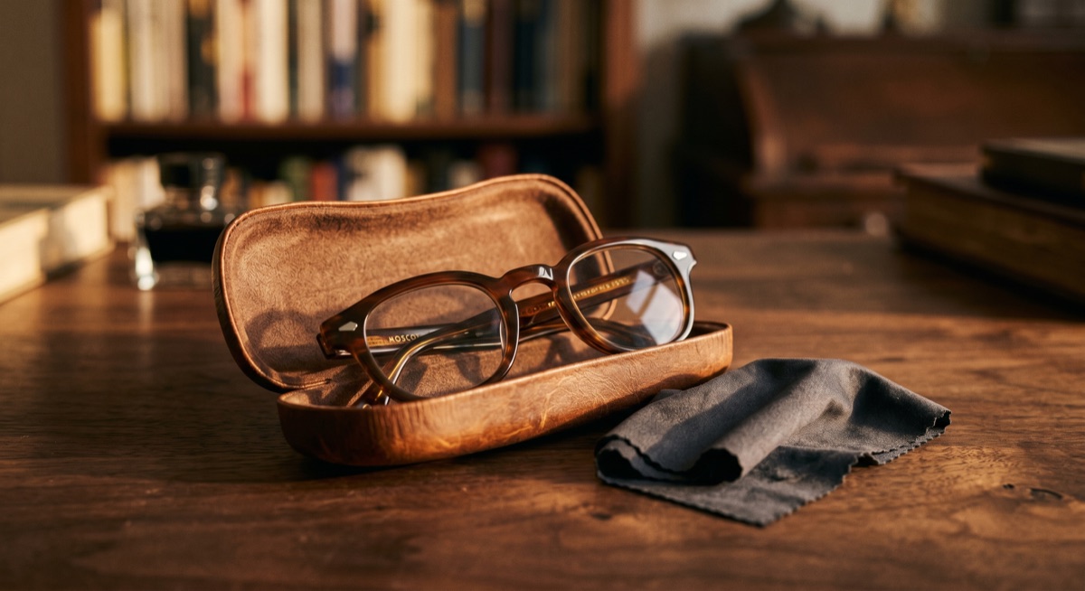 Moscot Lemtosh Tortoise ในกล่องหนังแท้ บนโต๊ะไม้วอลนัท