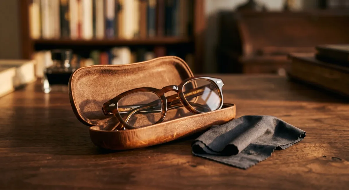 Moscot ประกันกี่ปี เคลมยังไง ล่าสุด คู่มือครบจบจากช่างแว่น 10 ปี Moscot Lemtosh Tortoise ในกล่องหนังแท้ บนโต๊ะไม้วอลนัท