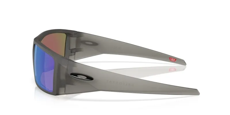 แว่นกันแดด Oakley OO9231-24 มุมข้าง สีเทาควันด้าน