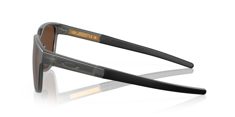 แว่นกันแดด Oakley OO9250A 925003 มุมข้าง สีเทาควันด้าน