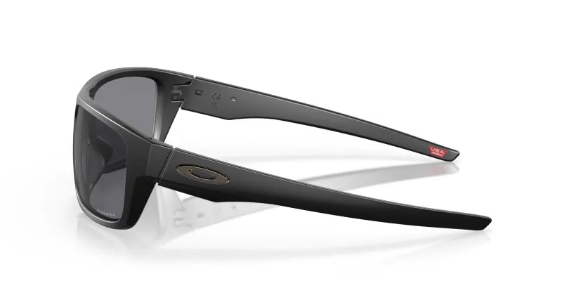 แว่นกันแดด Oakley OO9367-01 มุมข้าง สีดำด้าน