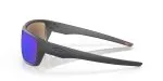 แว่นกันแดด Oakley OO9367-06 มุมข้าง สีเทาเข้มด้าน