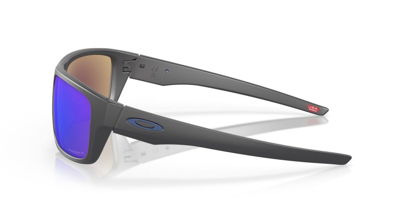 แว่นกันแดด Oakley OO9367 936706 มุมข้าง สีเทาเข้มด้าน