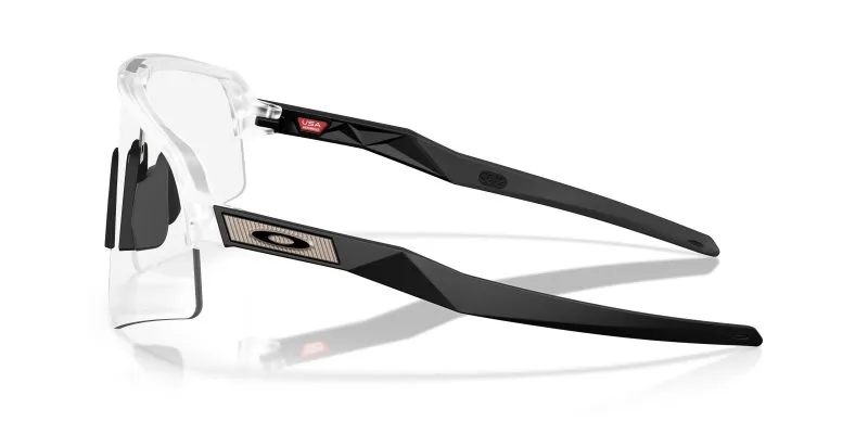 แว่นกันแดด Oakley OO9465-39 มุมข้าง หน้ากรอบสีใสด้าน ขาแว่นดำด้าน