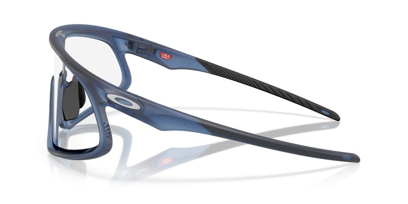 แว่นกันแดด Oakley OO9484D 948407 มุมข้าง สีหินขัดด้านโปร่งใส