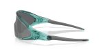 แว่นกันแดด Oakley OO9490 949003 มุมข้าง สีแปซิฟิกโปร่งใส