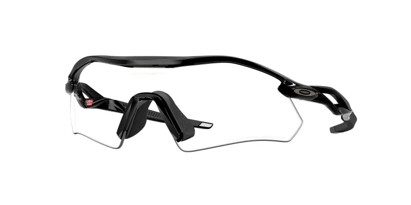 Oakley OO9495D 949502 แว่นกันแดดทรงชิลด์ครึ่งขอบสีดำขัดเงา เลนส์โฟโตโครมิก สำหรับผู้ชาย Oakley OO9495D 949502 แว่นกันแดดทรงชิลด์ครึ่งขอบสีดำขัดเงา เลนส์โฟโตโครมิก สำหรับผู้ชาย