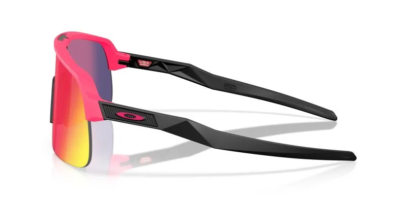 แว่นกันแดด Oakley OO9496 949614 มุมข้าง ขา O Matter สีดำตัดกับหน้ากรอบชมพู Neon Pop