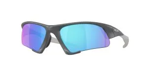 Oakley OO9532 953202 แว่นกันแดดทรงชีลด์ Suture Jacket กรอบ Matte Carbon เลนส์ Prizm Sapphire Polarized