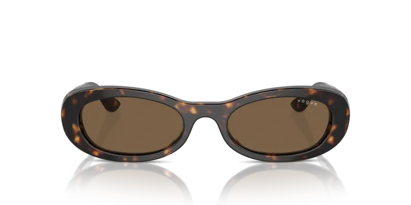 Vogue VO5582S W65673 แว่นกันแดดฮาวานาเข้มเลนส์น้ำตาลเข้ม สำหรับผู้หญิง