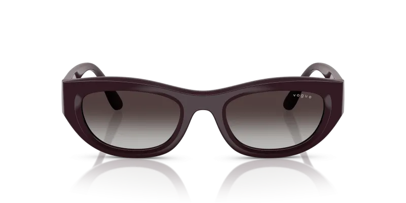 Vogue VO5616S 24268G แว่นกันแดดสีบอร์กโดซ์เต็มรูปแบบ สำหรับผู้หญิง Vogue VO5616S 24268G แว่นกันแดดสีบอร์กโดซ์เต็มรูปแบบ สำหรับผู้หญิง