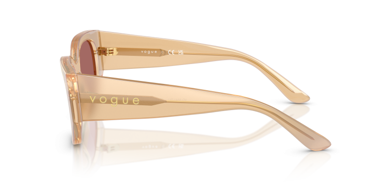 แว่นกันแดด Vogue VO5641SU 323469 มุมข้าง กรอบครีมโปร่งใสเลนส์ม่วงเข้ม