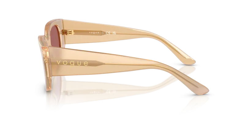 แว่นกันแดด Vogue VO5641SU 323469 มุมข้าง กรอบครีมโปร่งใสเลนส์ม่วงเข้ม