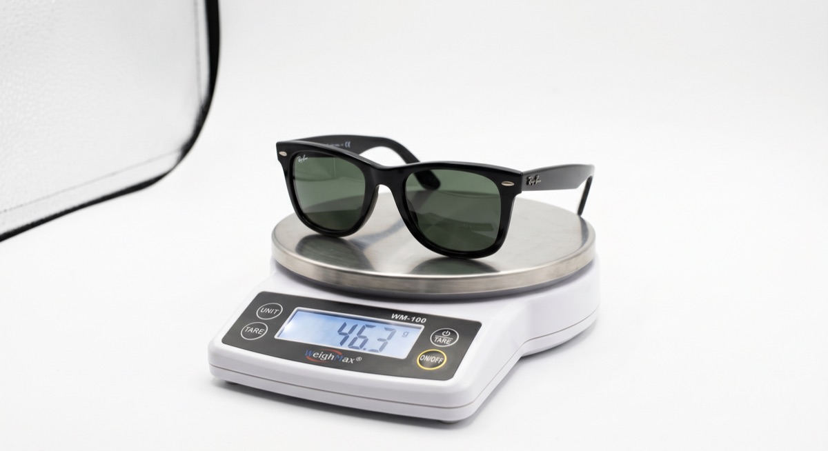 Rayban Wayfarer น้ำหนักเท่าไหร่ ใส่นานสบายไหม คำตอบจากช่างแว่น 10 ปี 2026