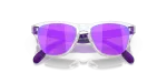 แว่นกันแดด Oakley Frogskins XXS OJ9009-03 Clear Prizm Violet Oakley Frogskins XXS OJ9009-03 close-up ด้านหน้า