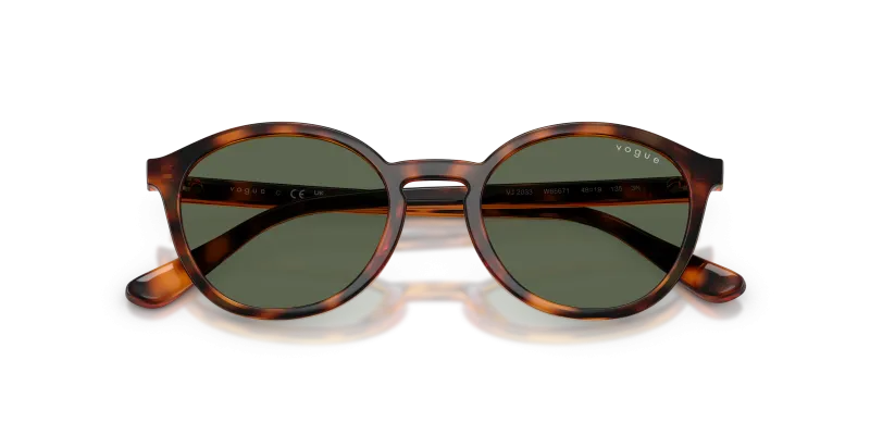 Vogue VJ2033 W65671 ภาพระยะใกล้ รายละเอียดลายฮาวานาและเลนส์เขียวเข้ม