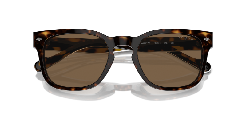 แว่นกันแดด Vogue VO5571S W65673 close-up ด้านหน้า