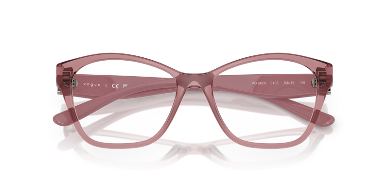 Vogue VO5628 3198 close-up ด้านหน้า ทรงอสมมาตรชมพูเข้มโปร่งแสง