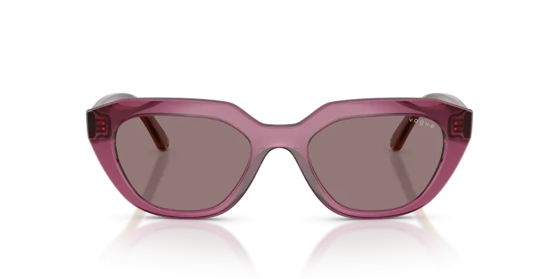 Vogue VO5711S 32277N แว่นกันแดดทรงเรขาคณิตไนลอนม่วงใส เลนส์ม่วงเข้ม สำหรับผู้หญิง