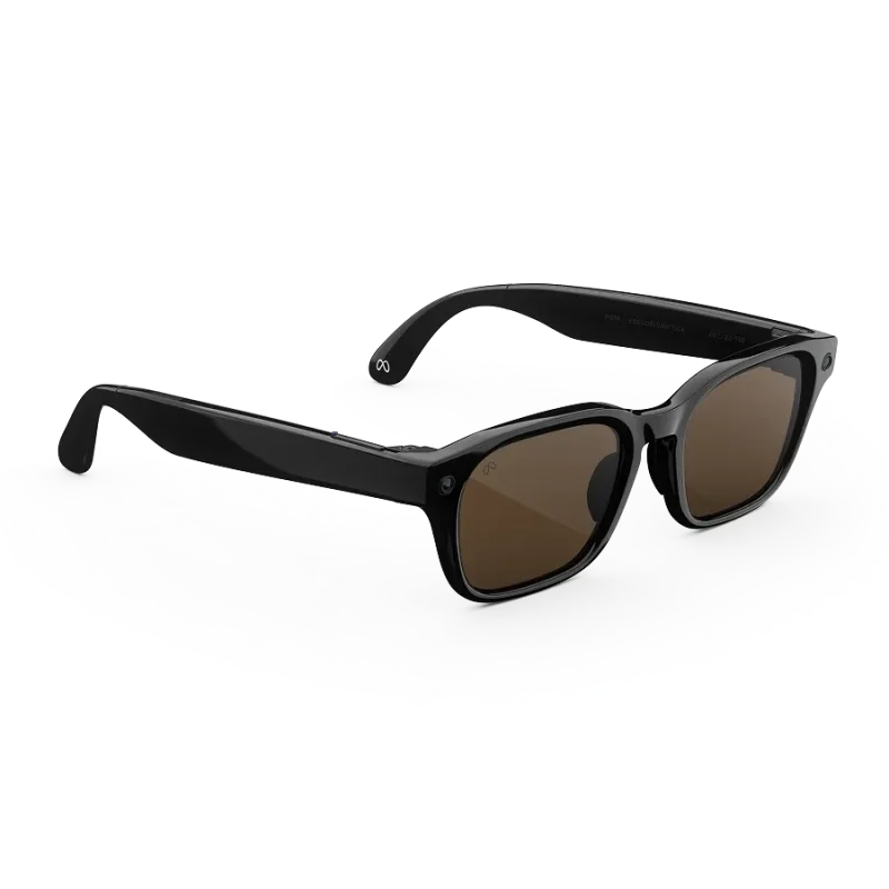 แว่น Meta Adventurer กรอบดำ เลนส์น้ำตาล มุมเฉียงบนพื้นหลังเข้ม