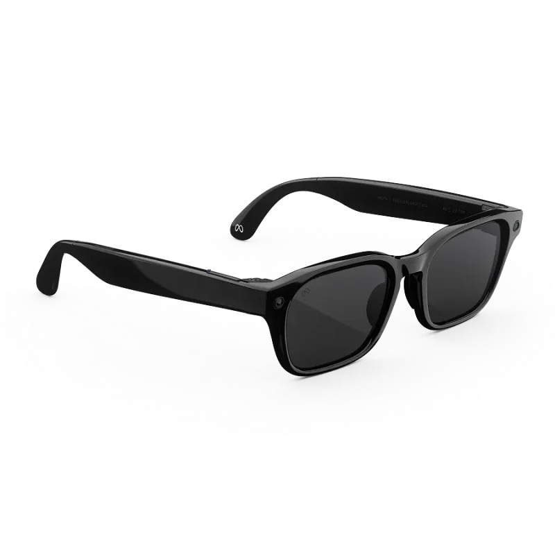 แว่น Meta Adventurer กรอบดำ ถ่ายมุมเฉียงบนพื้นหลังเข้ม