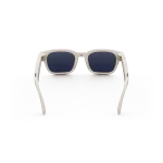 แว่น Meta Adventurer สีลินิน วางคู่กล่องชาร์จสีขาว