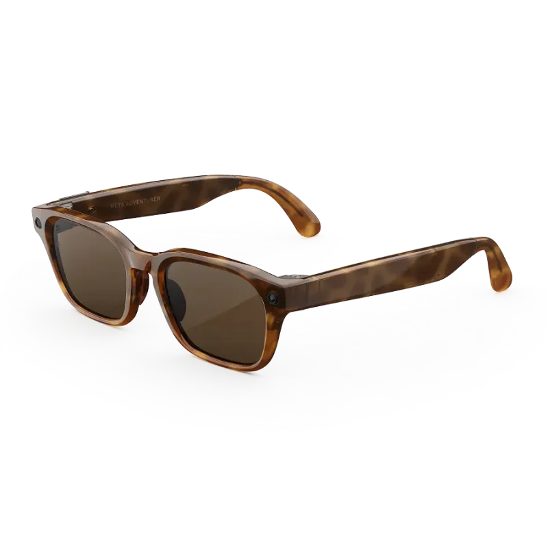 แว่น Meta Adventurer กรอบลายกระ เลนส์น้ำตาล มุมเฉียง 3/4 บนพื้นขาว