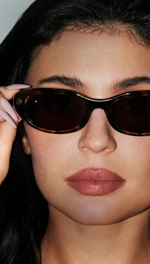 ผู้หญิงสวมแว่น Meta เลนส์ใส ตัดเลนส์สายตาได้ที่ Siam Eyewear