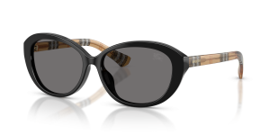 แว่นกันแดด Burberry BE4507D-416181 มุมเฉียง สีดำ สำหรับผู้หญิง