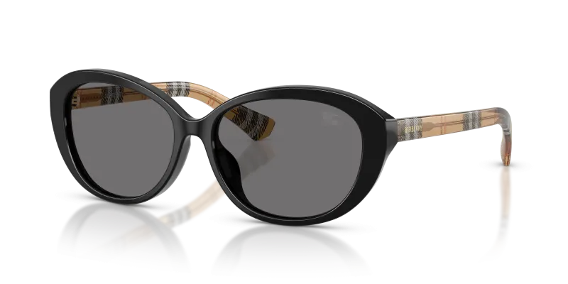 แว่นกันแดด Burberry BE4507D-416181 มุมเฉียง สีดำ สำหรับผู้หญิง