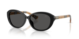 แว่นกันแดด Burberry BE4507D-416187 มุมเฉียง สีดำ สำหรับผู้หญิง