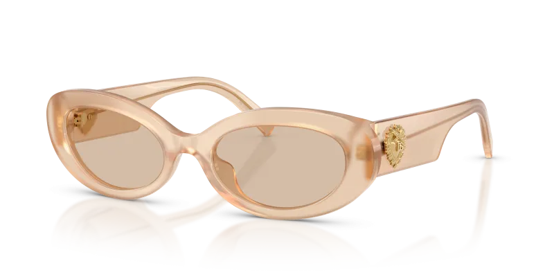 แว่นกันแดด Dolce & Gabbana DG4537-308993 มุมเฉียง สีเบจโอปอล สำหรับผู้หญิง