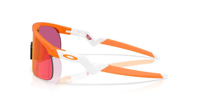 แว่นกันแดด Oakley OJ9010-42 มุมข้าง ขาแว่นสีขาวด้าน
