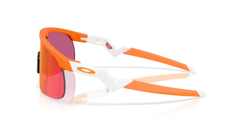 แว่นกันแดด Oakley OJ9010-42 มุมข้าง ขาแว่นสีขาวด้าน