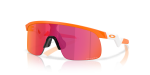 แว่นกันแดด Oakley Resistor OJ9010-42 Matte Atomic Orange Prizm Field แว่นกันแดด Oakley OJ9010-42 มุมเฉียง สีส้มอะตอมิกด้าน สำหรับเด็กผู้ชาย