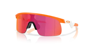 แว่นกันแดด Oakley OJ9010-42 มุมเฉียง สีส้มอะตอมิกด้าน สำหรับเด็กผู้ชาย