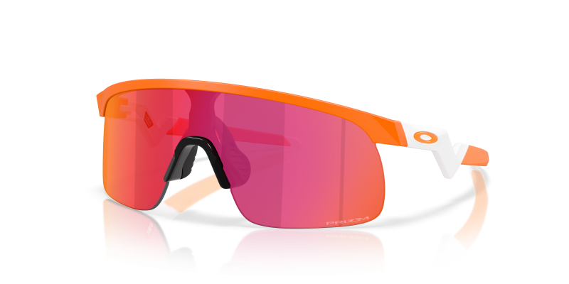 แว่นกันแดด Oakley Resistor OJ9010-42 Matte Atomic Orange Prizm Field แว่นกันแดด Oakley OJ9010-42 มุมเฉียง สีส้มอะตอมิกด้าน สำหรับเด็กผู้ชาย