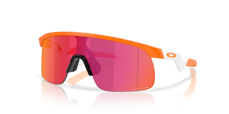แว่นกันแดด Oakley OJ9010-42 มุมเฉียง สีส้มอะตอมิกด้าน สำหรับเด็กผู้ชาย