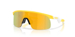 แว่นกันแดด Oakley Resistor OJ9010-43 Matte Yellow Prizm 24K แว่นกันแดด Oakley OJ9010-43 มุมเฉียง สีเหลืองด้าน สำหรับเด็กผู้ชาย