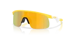 แว่นกันแดด Oakley OJ9010-43 มุมเฉียง สีเหลืองด้าน สำหรับเด็กผู้ชาย