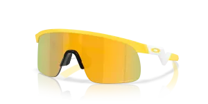 แว่นกันแดด Oakley OJ9010-43 มุมเฉียง สีเหลืองด้าน สำหรับเด็กผู้ชาย