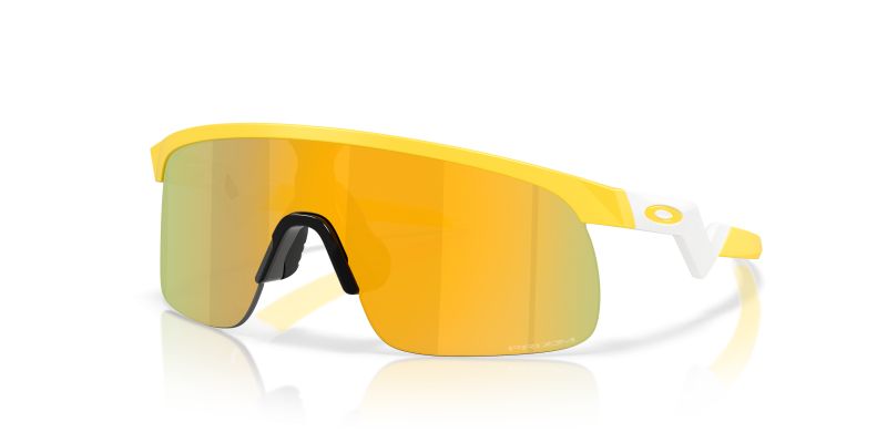 แว่นกันแดด Oakley Resistor OJ9010-43 Matte Yellow Prizm 24K แว่นกันแดด Oakley OJ9010-43 มุมเฉียง สีเหลืองด้าน สำหรับเด็กผู้ชาย