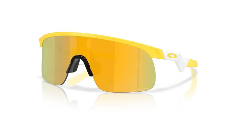 แว่นกันแดด Oakley OJ9010-43 มุมเฉียง สีเหลืองด้าน สำหรับเด็กผู้ชาย