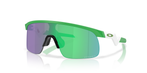แว่นกันแดด Oakley OJ9010-45 มุมเฉียง สีเขียวทีมเนื้อแมตต์ สำหรับเด็กผู้ชาย