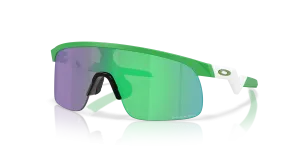 แว่นกันแดด Oakley OJ9010-45 มุมเฉียง สีเขียวทีมเนื้อแมตต์ สำหรับเด็กผู้ชาย