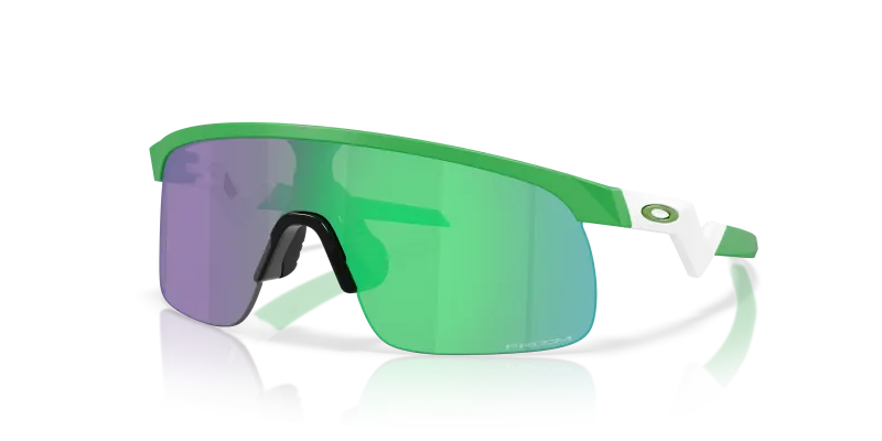 แว่นกันแดด Oakley OJ9010-45 มุมเฉียง สีเขียวทีมเนื้อแมตต์ สำหรับเด็กผู้ชาย