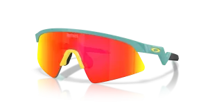 แว่นกันแดด Oakley OJ9015-15 มุมเฉียง สีแปซิฟิกด้าน สำหรับเด็กทุกเพศ