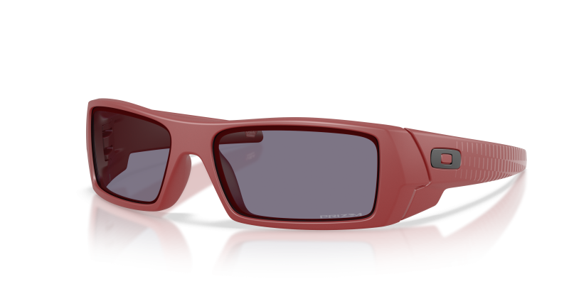 แว่นกันแดด Oakley Gascan OO9014-E4 Matte Iron Red Prizm Grey แว่นกันแดด Oakley OO9014-E4 มุมเฉียง สี Matte Iron Red สำหรับผู้ชาย